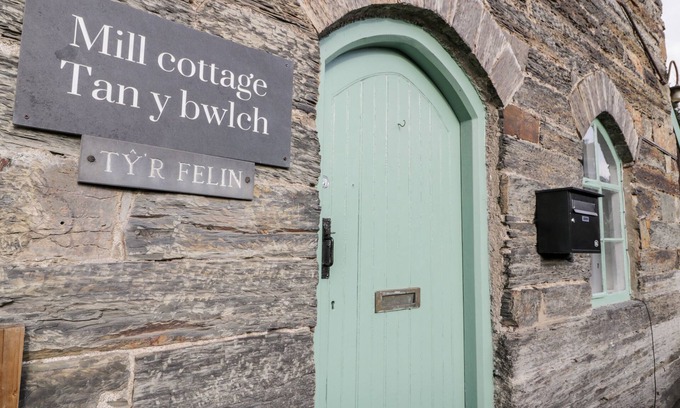 Maentwrog Cottage | MILL COTTAGE, pet friendly, with open fire in Penrhyndeudraeth