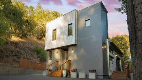 Healdsburg House | Mill Creek by AvantStay Modern Design Patio Hot Tub