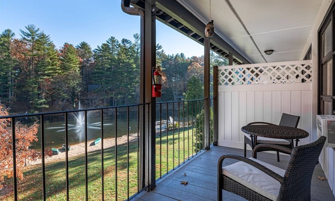 Flat Rock House | Mill House Lodge -NEW King Bed, overlooks Lake and Pool