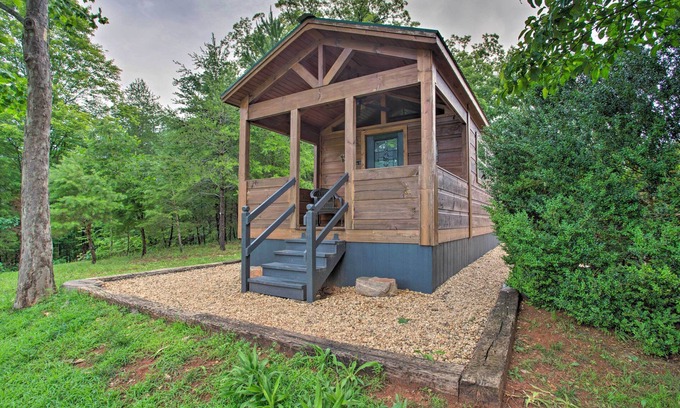 Mill Spring Cabin | Mill Spring Cabin Near Parker-Binns Winery!