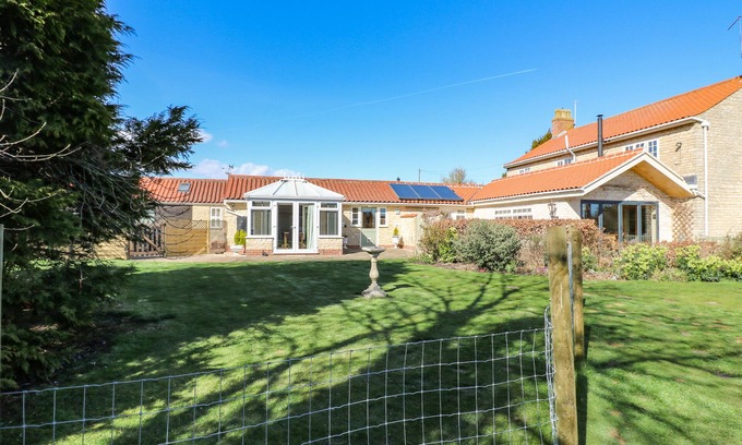 Aubourn Cottage | MILLCOTT, pet friendly, character holiday cottage in Metheringham