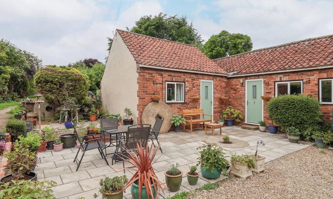 Malton Cottage | MILLERS COTTAGE, pet friendly, with a garden in Malton