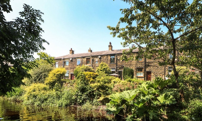 Oldham Cottage | MILLIE'S COTTAGE, pet friendly, with a garden in Greenfield