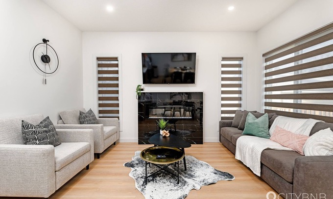 Southeast Edmonton House | Millwoods - Sleeps 8 - Near Grey Nuns Hospital