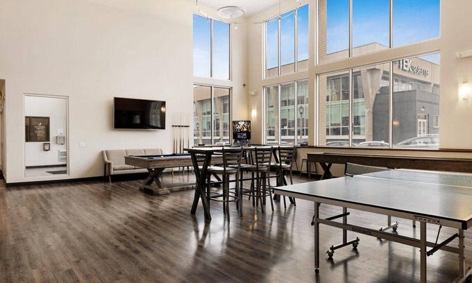 Westown Apartment | Milwaukee Beautiful Family 2BD 2BA Downtown Apartment