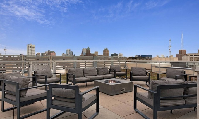 Westown Apartment | Milwaukee Dreamy 1BD 1BA Downtown Apartment