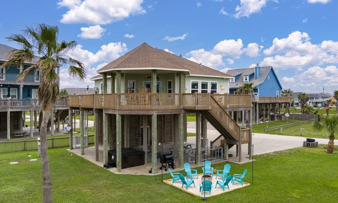 Crystal Beach House | Mimosa Cove - Seconds to the beach, beautiful view, loaded with amenities!