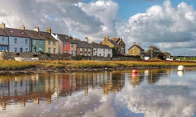 Ty Croes Cottage | Min y Don - an on the beach that sleeps 4 guests in 2 bedrooms
