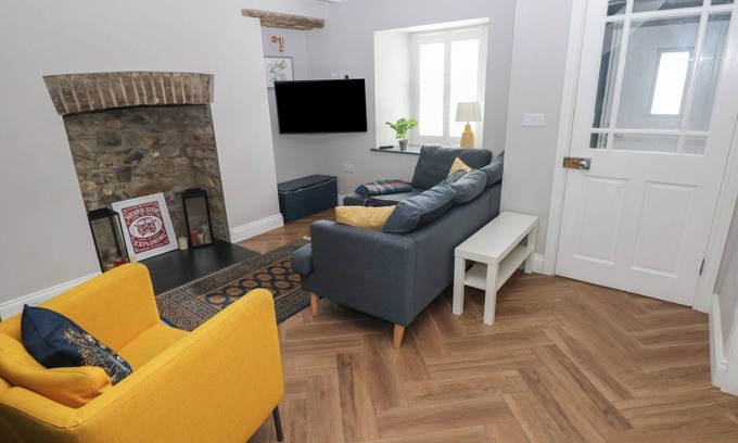 Dinas Cross Cottage | MIN-Y-FFORDD, pet friendly, with a garden in Dinas Cross