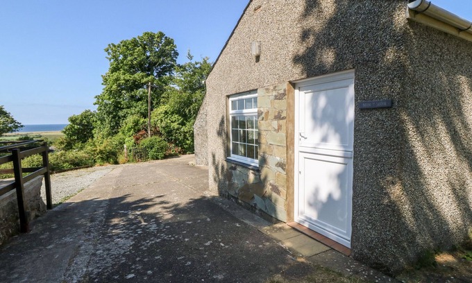 Llanystumdwy Cottage | MIN Y MOR, pet friendly, with a garden in Criccieth