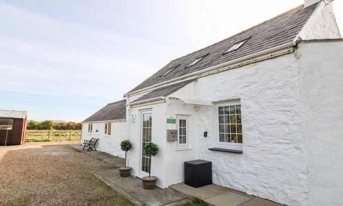Edern Cottage | MIN-Y-RHOS, pet friendly, country holiday cottage in Edern