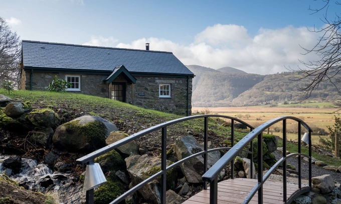 Tal-y-Cafn Cottage | Minafon - occupies an elevated position on the edge of the Bodnant Estate
