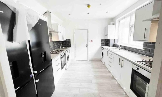 Stonebridge House | Minet Gardens - Central Property (Suite 01)
