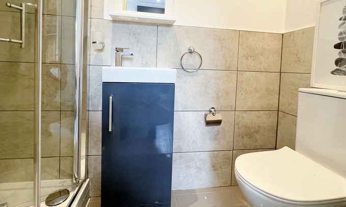 Harlesden House | Minet Gardens Modern Central - Suite 5