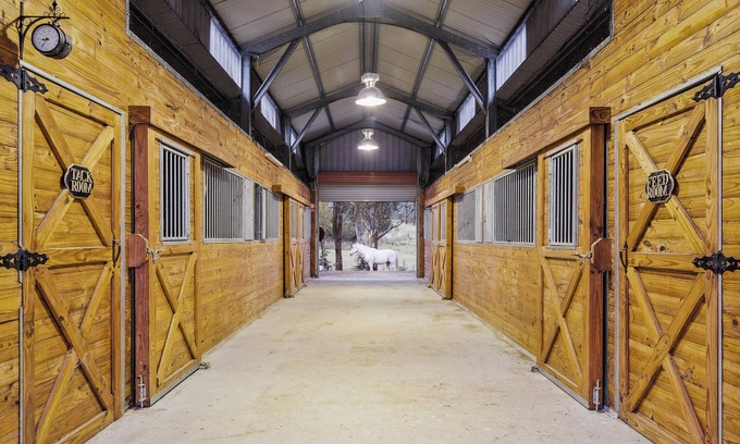 Robin Hill House | Mini farm stay so close to town