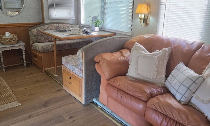 West Ridge House | Mini farm vibe stationary RV in No.n San Diego County with WiFi, AC. TV. Views.n
