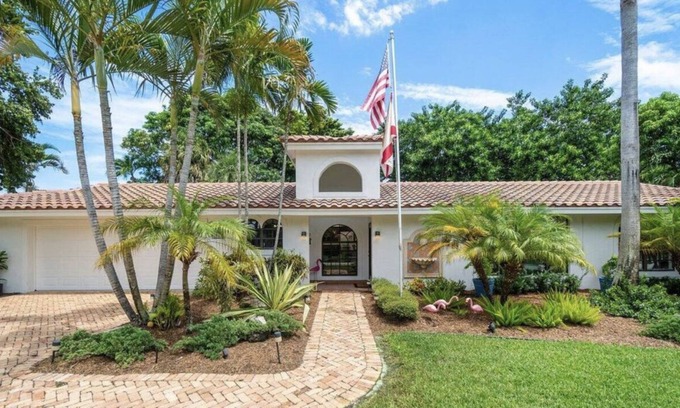 Boca Raton Villa | Mini golf and lake view villa near ocean front and beach