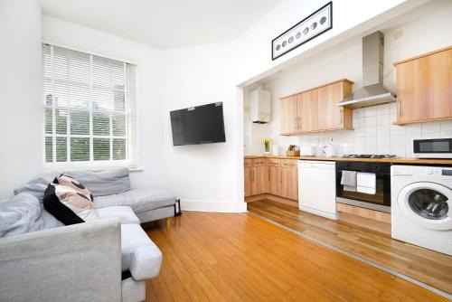 Brixton Hill Apartment | minimalist 3-bedroom flat in Brixton