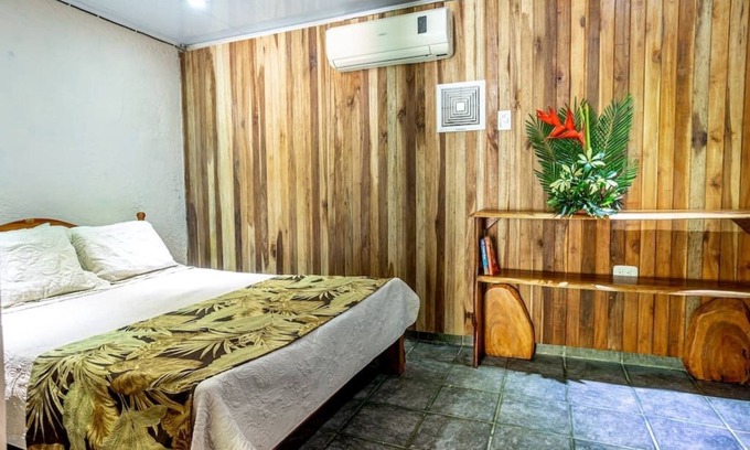 El Cerro Apartment | Minimalist Garden Cove, 1 Bedroom, With POOL & AC - Rogers Hospitality-Quepos/MA