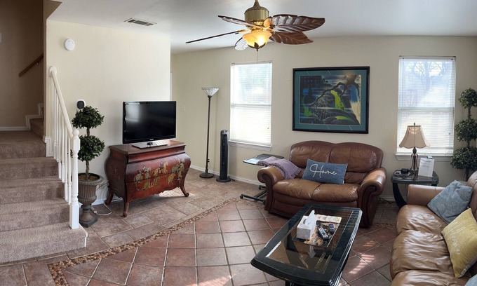 Central Arlington House | Minimum28 day rental 2000 sq. ft. Home 20 min from downtown Ft. Worth and Dallas