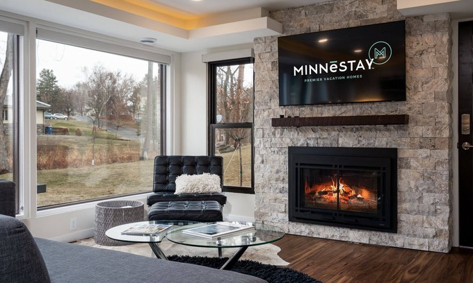 Golden Valley House | MINNeSTAY* Bassett Creek Retreat |