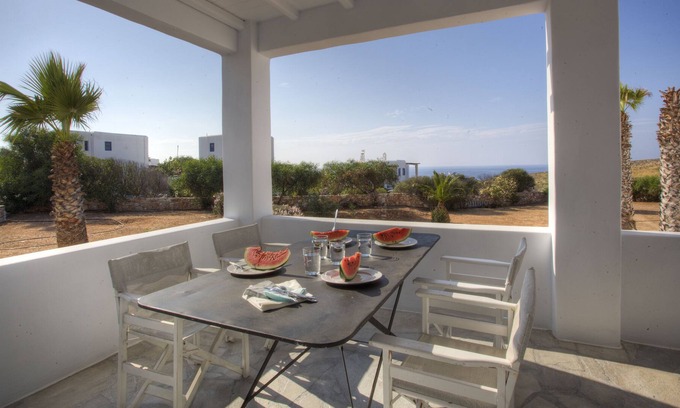 Parasporos Villa | Minois Villa (2 adults & 2 children)