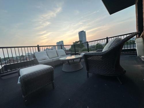 Dovercourt Park Apartment | Mins from Toronto Downtown UFT Exhibition Place