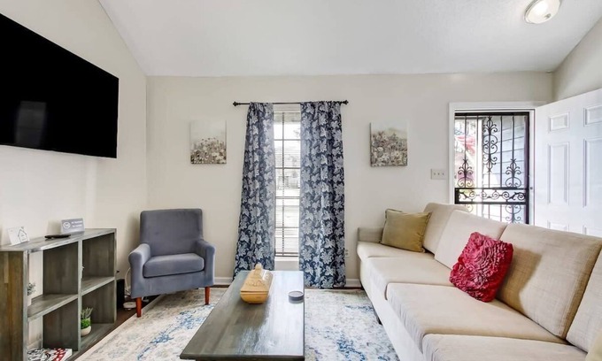 Savannah House | Mins to Downtown & Islands! Robinhood Cottage
