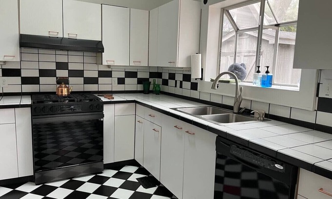 Greensboro House | Mins to Downtown - Spacious Home