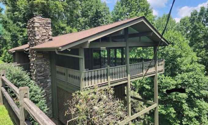 Laurel Park Cabin | Mins to HendersonvilleDeck ViewsGrillFireplace