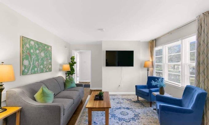 New Castle House | Mins to Hospital, Airport, & Dining- Rooms on Rose