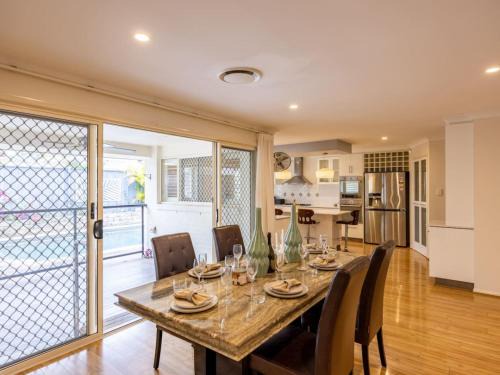 Forest Lake House | Mins to Shop n Lake 4 beds family retreat with pool
