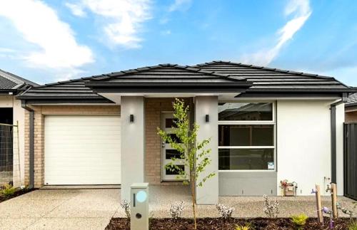 Berwick House | Minta Estate 4bedrooms Berwick home no sharing