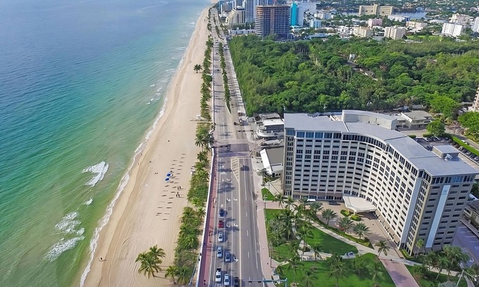 East Fort Lauderdale Hotel | Minutes Away from Riverwalk Fort Lauderdale! 3 Contemporary Suites w/Park View!