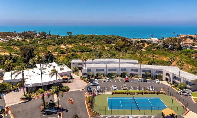 San Clemente Hotel | Minutes Away from Surfing Heritage Foundation Museum! 4 Suites, Outdoor Pool!