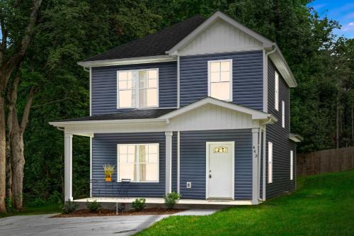 Clarksville House | Minutes from Downtown - The Comfy Navy Nestler
