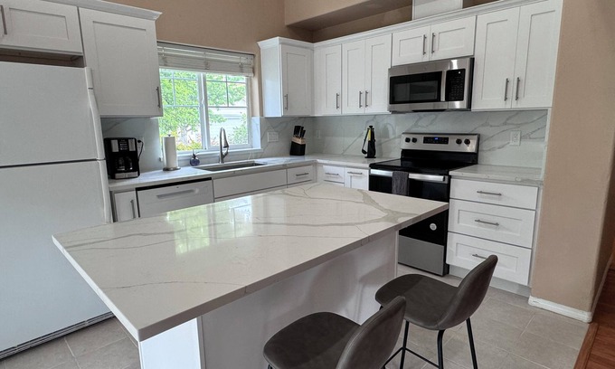 Hillsboro House | Minutes from Intel, Location!