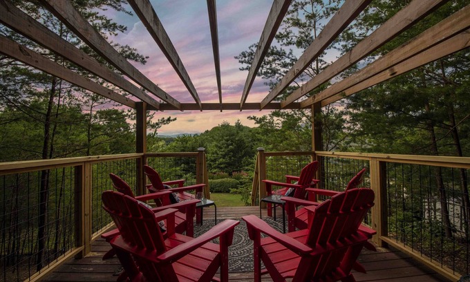 Sevierville Ski Chalet | Minutes from Parkway, huge yard, spacious 4/3, pets welcome