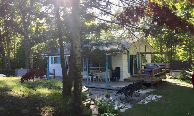 Sauble Beach Cottage | Minutes from the beach, large 3 bedroom, huge yard, fire pit,outdoor bar,hot tub