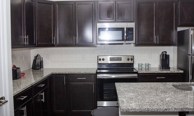 Sunshine Apartment | Minutes from Tiger Stadium and Jaguar Stadium