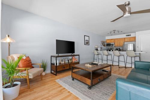 Riverside Apartment | Minutes to ACL Downtown Retreat - Pool & Lake Access