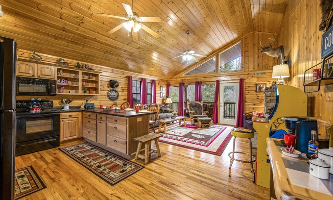 Sevierville Cabin | Minutes to Dollywood/Attraction-Spacious log Cabin-Resort Pool-Hot Tub-Cozy!