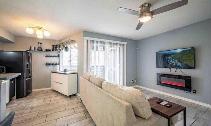East Riverside - Oltorf Condo | Minutes to downtown Patio Free Parking TV in room
