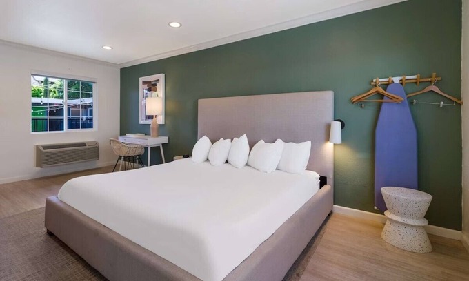 Piedmont Avenue Hotel | Minutes to Good Old Lake Merritt! Pet-friendly modern-retro style motel