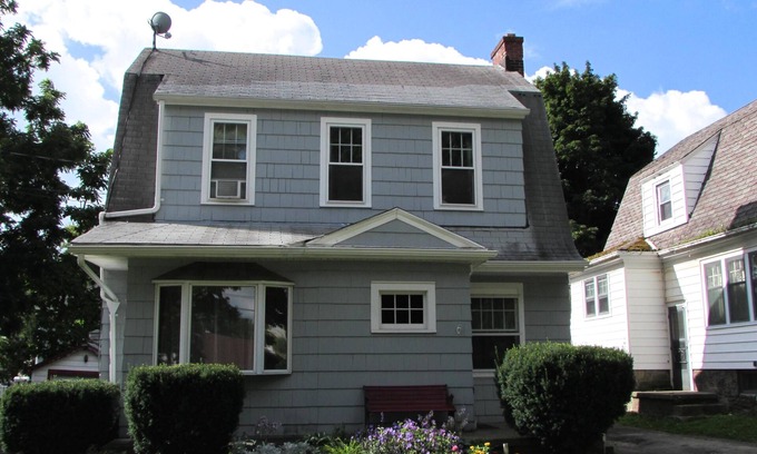 Niagara Falls House | Minutes to Niagara Falls State Park