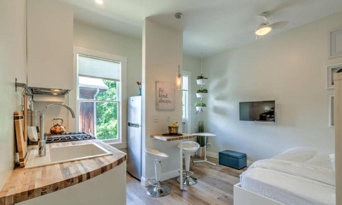Central Midtown Apartment | Miraculously Modern in a Vintage Shell Midtown