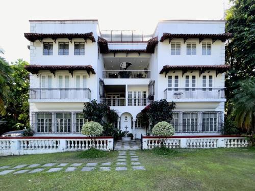 Bagong Lipunan Ng Crame Apartment | MiraNamin M A P I L I G Suite in Unique Historic Home - Shared Kitchen, Rooftop