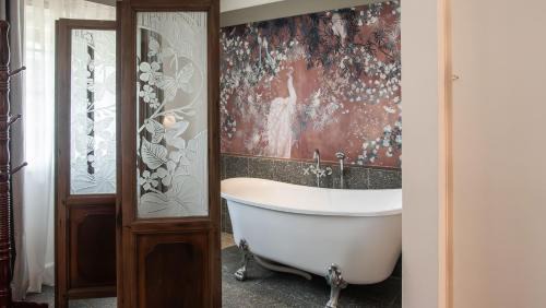 Bagong Lipunan Ng Crame Apartment | MiraNamin Nest LANTANA SUITE in Unique Historic Home with Garden Access, Rooftop, Bathtub, Private Kitchen
