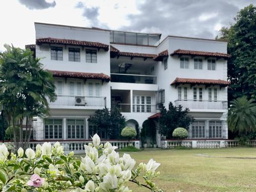 Bagong Lipunan Ng Crame Apartment | MiraNamin Nest LIRYO Suite in Unique Historic Home - Garden Access, Family Friendly, Shared Kitchen