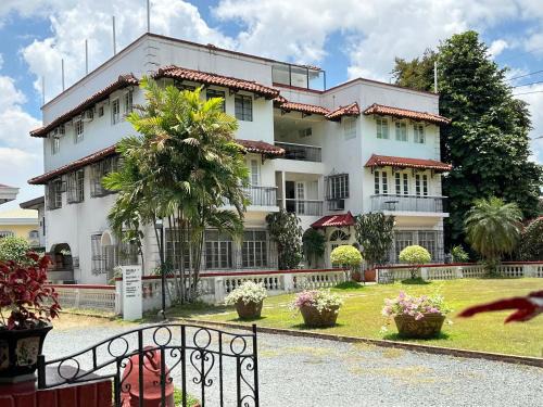 Bagong Lipunan Ng Crame Apartment | MiraNamin Nest ROSAL Suite in Unique Historic Home - Garden View, Shared Kitchen